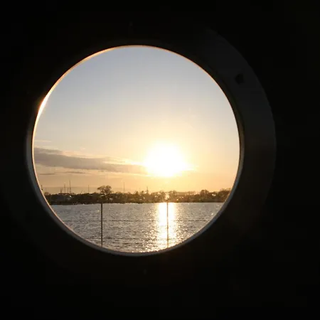 Hausboot Lewisia Mit Grossem Sonnendeck Inklusive Waeschepaketen Barth