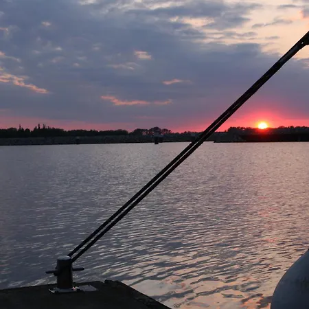 Hausboot Lewisia Mit Grossem Sonnendeck Inklusive Waeschepaketen