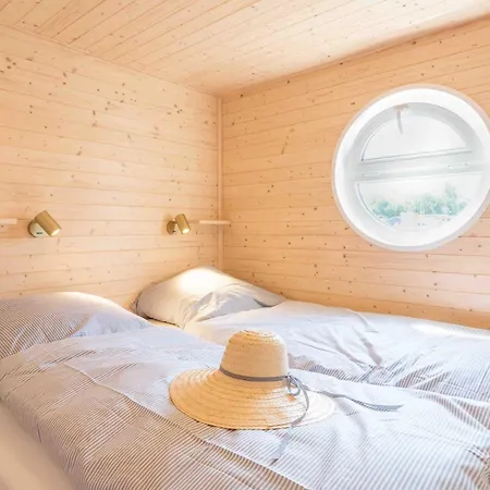 Hausboot Lewisia Mit Grossem Sonnendeck Inklusive Waeschepaketen Holiday home Barth